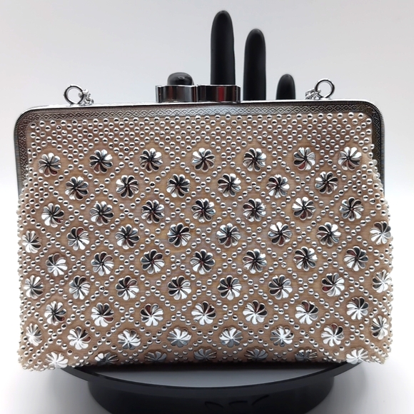 Du-Val|NWOT Champagne Pink Clutch With Silver Toned Detailing & Studded Pattern - Picture 1 of 10